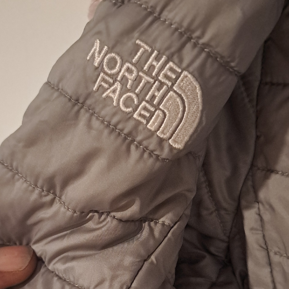 The North Face Pink Puffer Jacket Size Girl Small - Picture 2 of 3